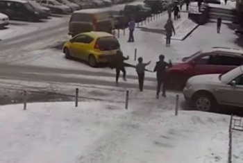 Школьники бросаются под колеса авто - опасный челлендж в России