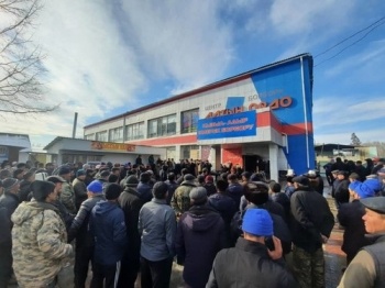 В Кара-Буринском районе митингующие не признают победу Дастана Джумабекова