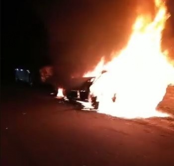 В Бишкеке сгорели две припаркованные машины (видео)