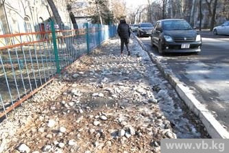 "Обещанного три года ждут". В Бишкеке выявили очень страшный тротуар