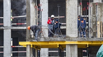 Власти Москвы определяются с идеей сокращения мигрантов на  ​стройках
