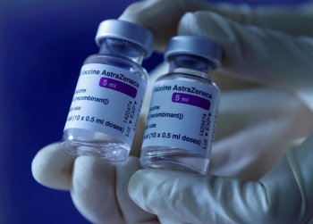 AstraZeneca и Оксфордский университет разрабатывают вакцину от "омикрона"