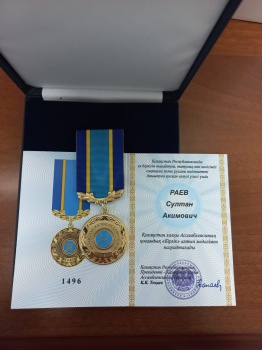 Касым-Жоомарт Токаев наградил Султана Раева золотой медалью "Бірлік"