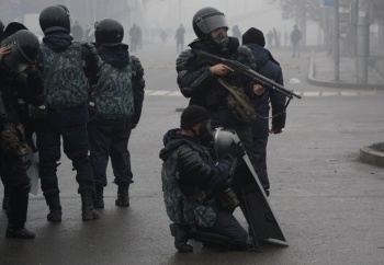 В центре Алматы начались столкновения митингующих и полиции