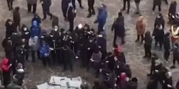 Протестующие в Алматы окружили две клинические больницы