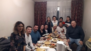 Фото Викрама Рузахунова в кругу семьи и друзей появилось в Сети