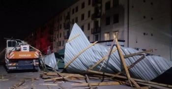 В Самарканде сильный ветер сорвал часть крыши многоэтажки