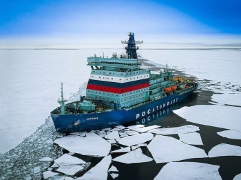 Крупнейший в мире атомный ледокол провел в порт Певек караван судов