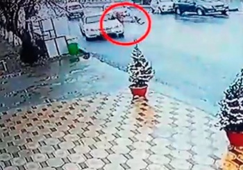 В Фергане водитель сбил на пешеходном переходе девушку с ребенком на руках