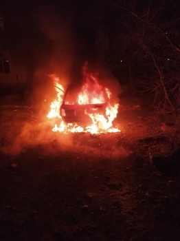 В бишкекском дворе загорелся легковой автомобиль