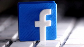 Научный журнал обвинил Facebook в "ложном фактчекинге" по вакцине Pfizer