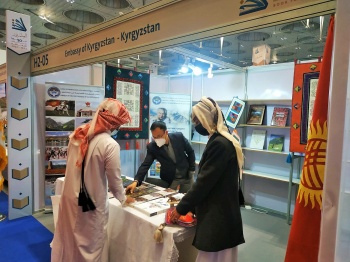 На книжной выставке в Катаре показали книги Чингиза Айтматова на арабском