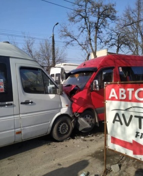 В Бишкеке в результате столкновения маршруток пострадали 18 человек