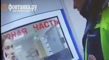 В Петербурге двое инспекторов ДПС сломали руку сотруднице МВД