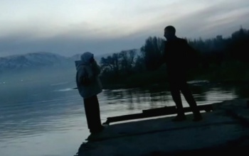 На Иссык-Куле милиционер спас молодую девушку, прыгнувшую в озеро (видео)