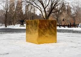 Куб из чистого золота установлен в Центральном парке Нью-Йорка