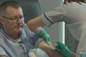 Первый пациент получил экспериментальную вакцину от рака в Великобритании