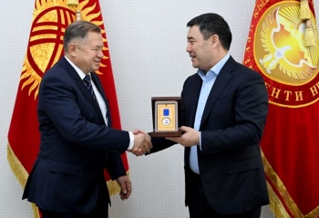 Президент КР наградил министра ЕЭК Сергея Глазьева орденом "Данакер"