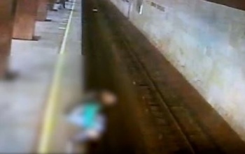 Генпрокуратура РУз опубликовала видео, где мужчина бросается под поезд