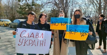 В Бишкеке около здания посольства Украины проходит мирный митинг