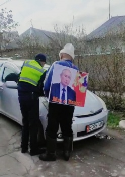 Ранее выехавший верхом на коне  Капаров на старую площадь Бишкека задержан