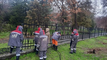 В Бишкеке демонтировали забор вокруг корпуса КНУ