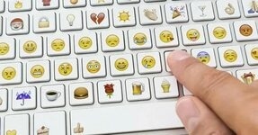 Почему смайлики в переписке опасны для карьеры, объяснили ученые