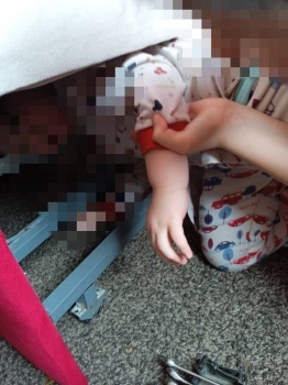 3-летнюю девочку прижало железной кроватью. Сотрудники МЧС ребенка спасли