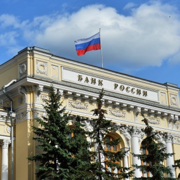 Центробанк России смягчил ограничения на переводы за рубеж для физлиц