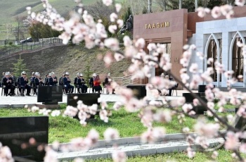 Садыр Жапаров почтил память героев Апрельской революции