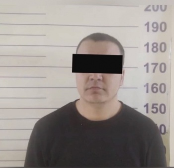 В Бишкеке задержали мужчину, укравшего мобильный телефон с витрины (видео)