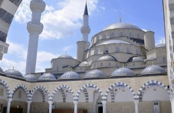 Редакция "Вечернего Бишкека" поздравляет кыргызстанцев с Орозо айтом