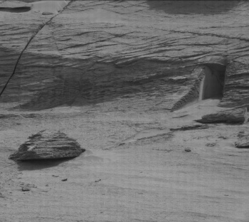 Марсоход Curiosity обнаружил на Красной планете "дверной проем"