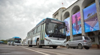 В Бишкеке с 1 июля в автобусах и троллейбусах отменят оплату наличными