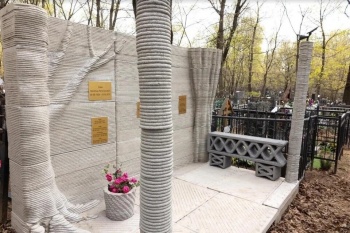 На кладбище в Москве появился памятник, напечатанный на 3D-принтере