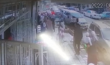 В Ошской области ребенок выпал из окна детсада. Его, к счастью, поймали