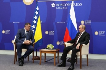 Синхронный переводчик выругался во время встречи Путина и Додика