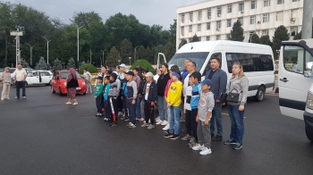 Детей из малоимущих семей Оша отправили в детский лагерь на Иссык-Куле