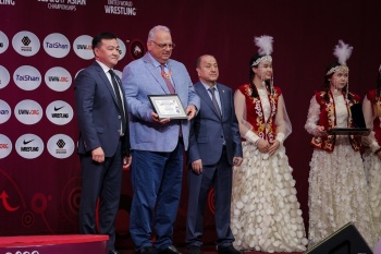 Президенту UWW Ненаду Лаловичу вручен золотой орден НОК Кыргызстана