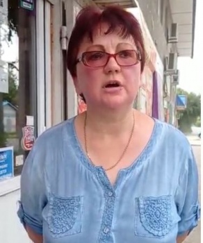 В Бишкеке соседи самовольно вывезли павильон женщины. Она просит защиты