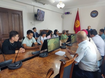 Столичная мэрия намерена решить вопрос с уличными батутами