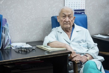 Сегодня известному хирургу Эрнсту Акрамову исполнилось 86 лет