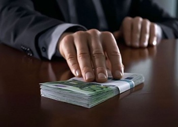 В Бишкеке следователь вымогал 2 тысячи долларов, но отделался штрафом