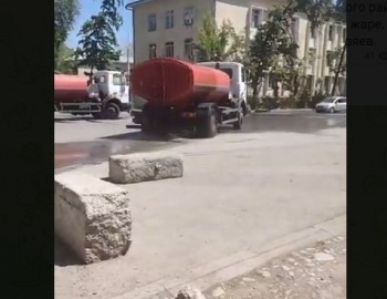 Улицы Бишкека из-за жары начали поливать водой