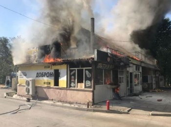 В Бишкеке сгорел магазин "Доброном"