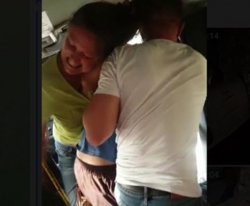 В маршрутке женщину оскорбили по национальному признаку и напали на нее