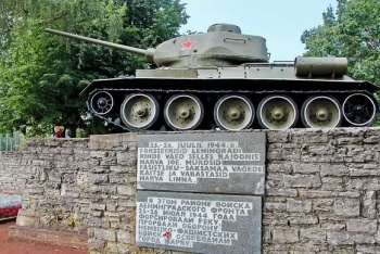Монумент с танком Т-34 в Нарве  Фото: Александр Чиженок, Коммерсантъ