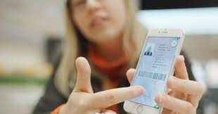 Права и паспорт в смартфоне. Минцифры предлагает узаконить электронные ID