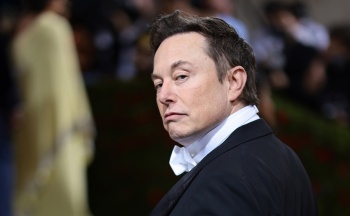 Илон Маск пошутил о намерении купить "Манчестер Юнайтед"