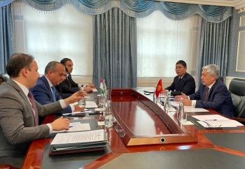 Эрлан Абдылдаев обсудил с замглавы МИД Таджикистана ситуацию на границе